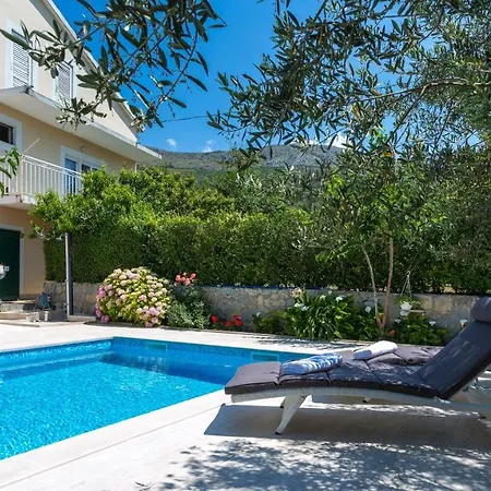 Appartement Family Friendly With A Swimming Pool Podstrana, Split - 15040